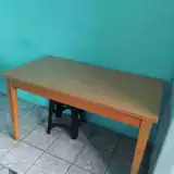 Mesa usada de madeira